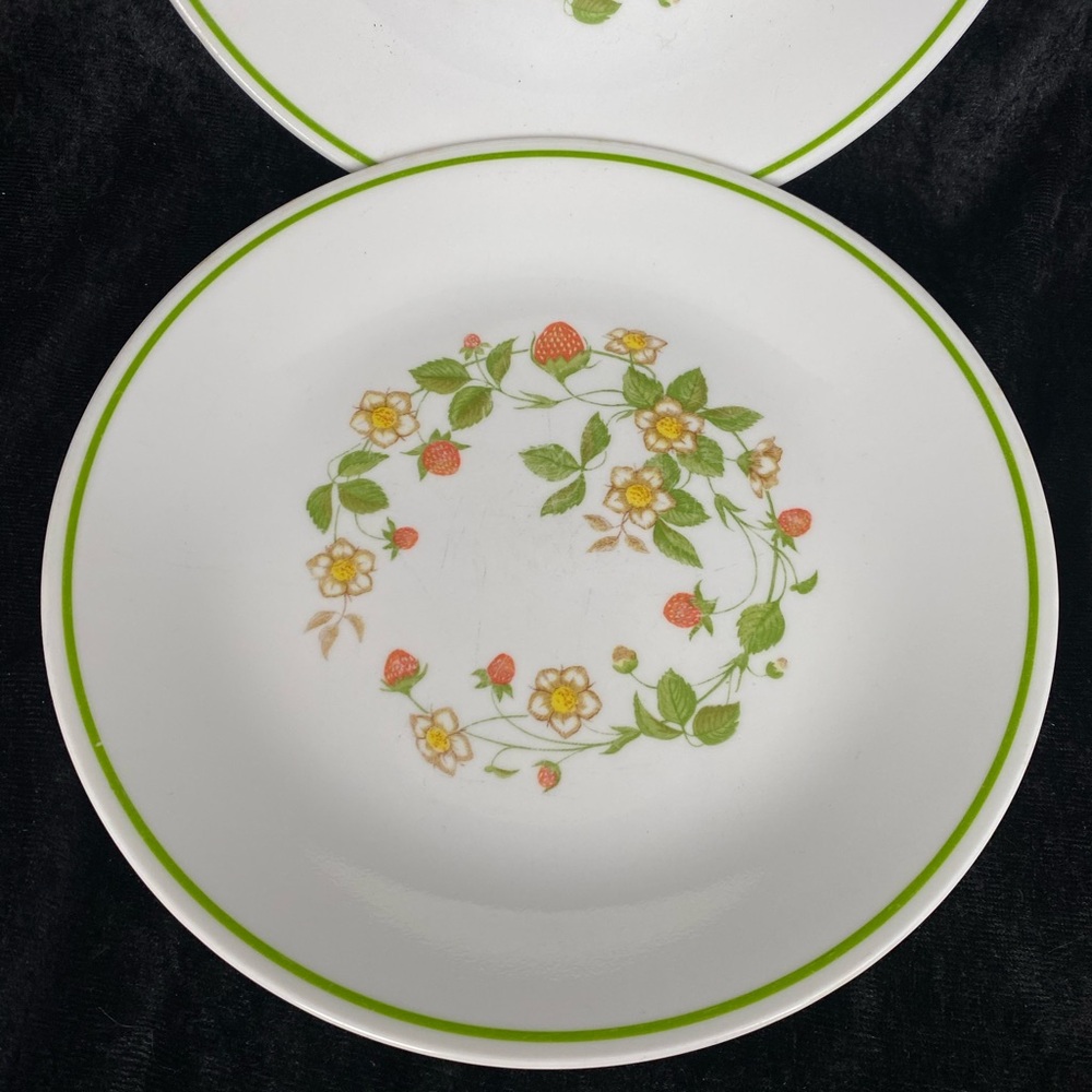 4 Vintage Corelle Strawberry Sundae Luncheon Plates Red Green - Picture 2 of 8